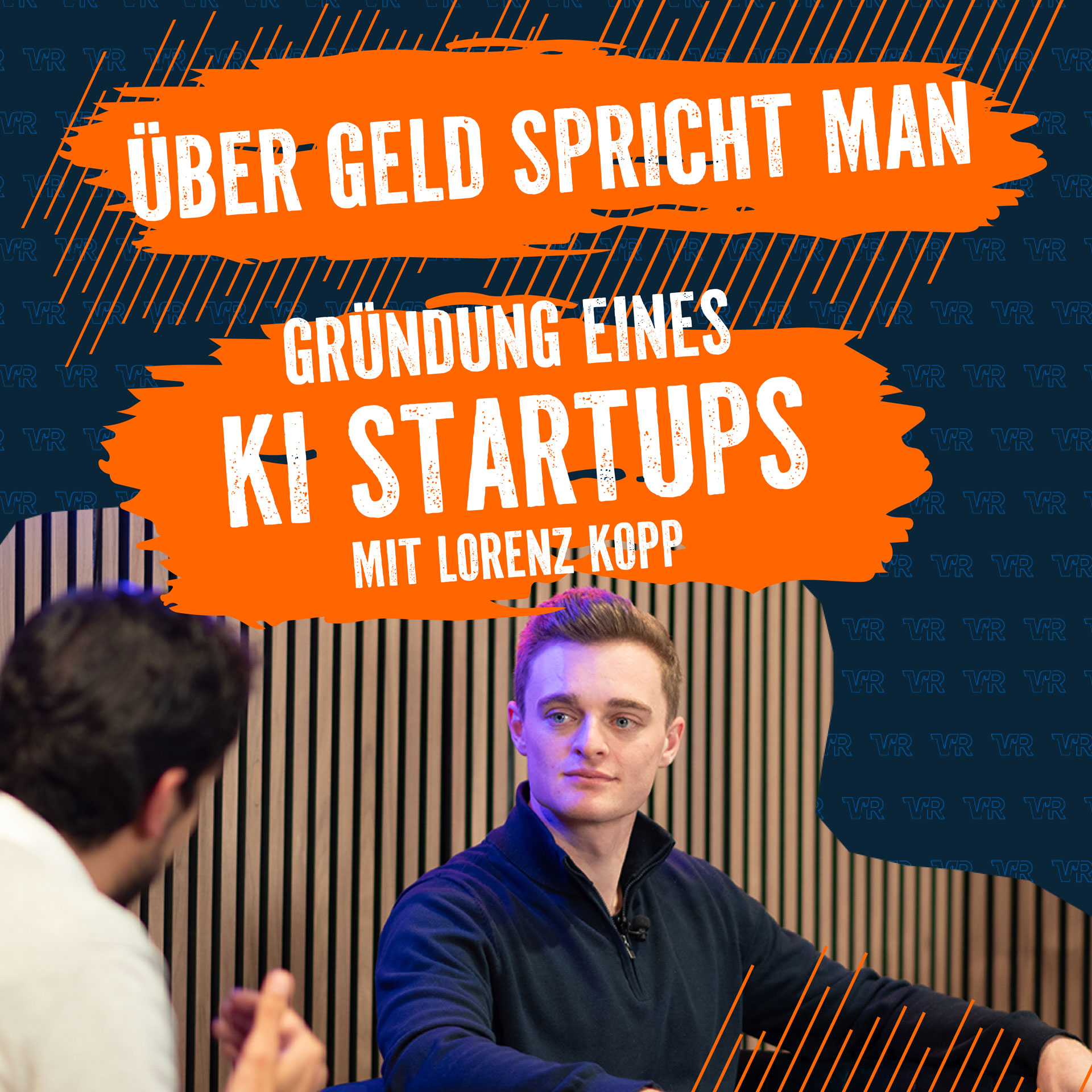 Podcast-Cover „Über Geld spricht man“: Schriftzug „Gründung eines KI Startups mit Lorenz Kopp“ über einem Studiofoto von Lorenz Kopp im Gespräch.
