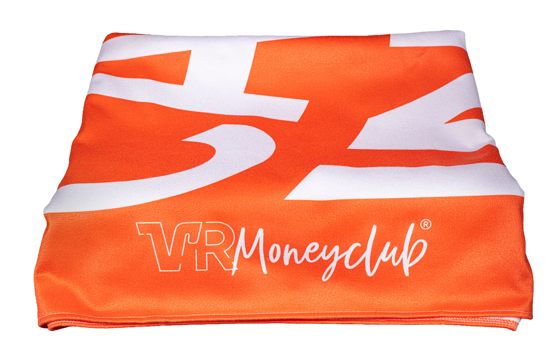 Ein sorgfältig gefaltetes, leuchtend orangefarbenes Handtuch mit dem weißen „VR Moneyclub“-Schriftzug und Teilen eines großflächigen grafischen Designs auf der Oberseite, freigestellt vor einem rein weißen Hintergrund.