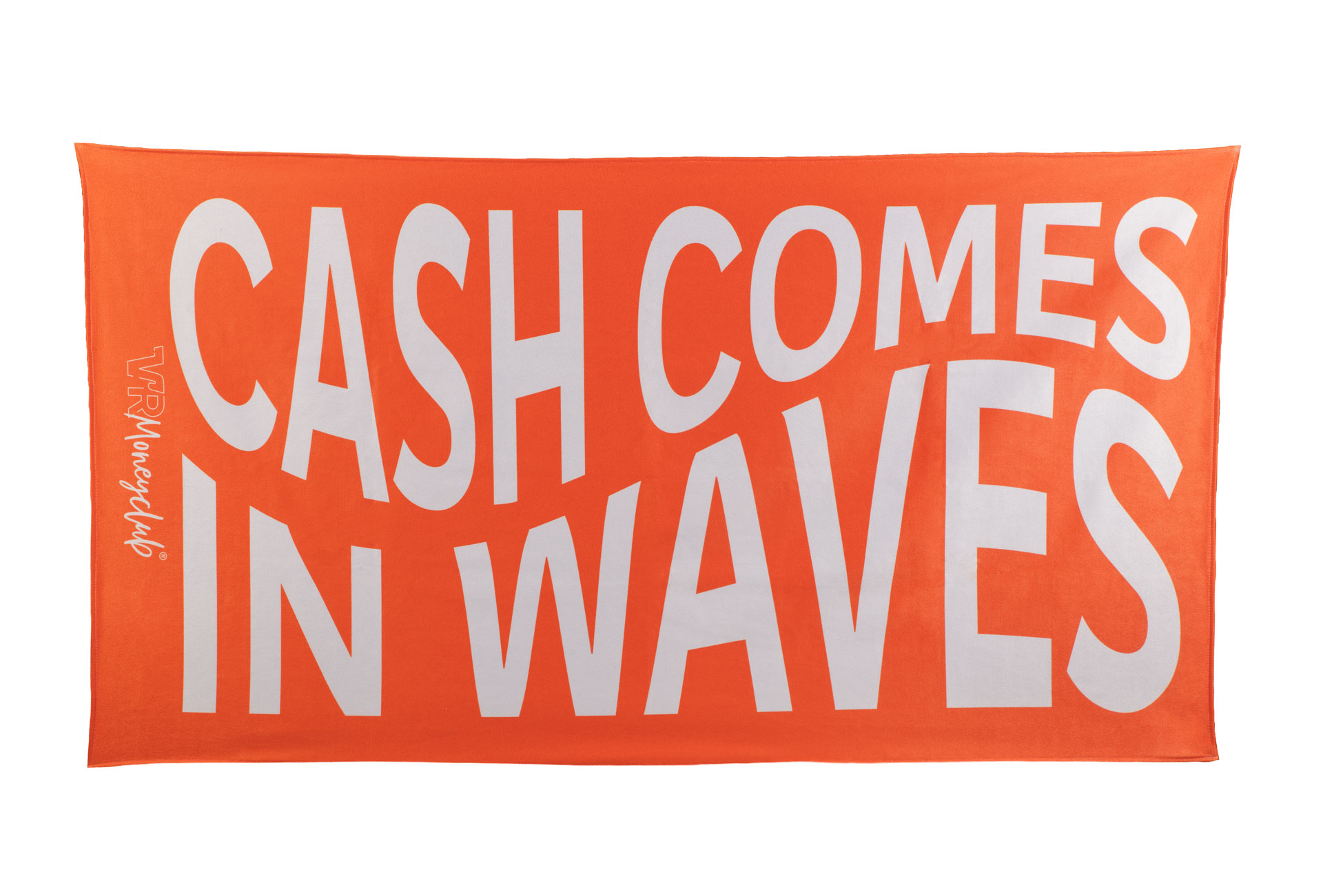 Großes, rechteckiges Handtuch in kräftigem Orange mit dem weißen, plakativen Schriftzug „CASH COMES IN WAVES“ und dem vertikalen „VR Moneyclub“ Logo am linken Rand, freigestellt vor weißem Hintergrund.