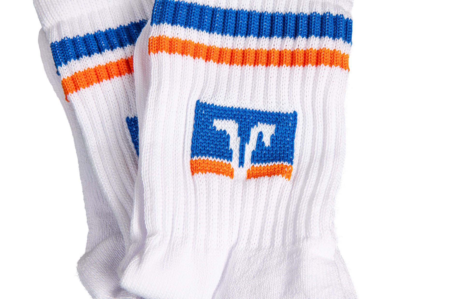 Detaillierte Nahaufnahme des gerippten Bundes zweier weißer YOBA Crew-Socken mit zwei schmalen Streifen in Blau und Orange sowie dem eingestickten blau-orangen VR-Logo, freigestellt auf weißem Hintergrund.
